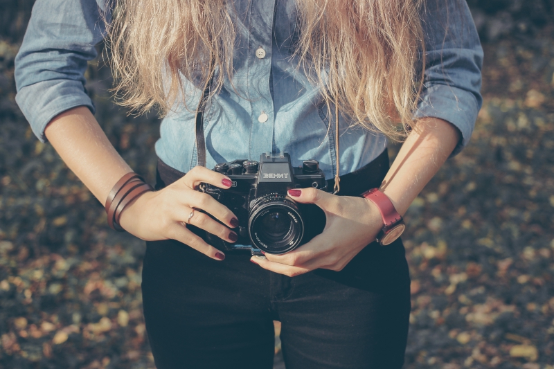 photographe-ST MANDRIER SUR MER-min_hand-person-girl-woman-camera-photography-614-pxhere.com